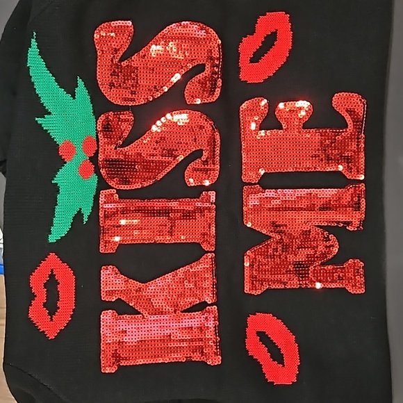 Christmas KISS ME Sweater - Picture 6 of 8
